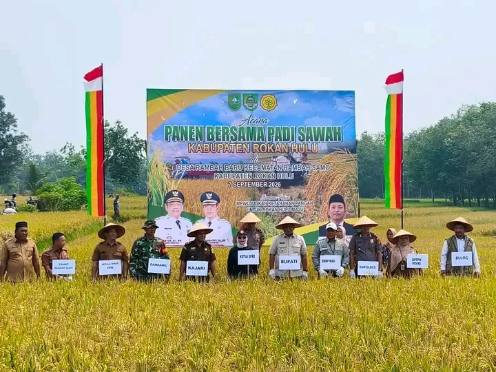 Panen Raya di Rambah Baru, Bupati Anton Tegaskan Ketahanan Pangan Jadi Pilar Utama Rohul Maju