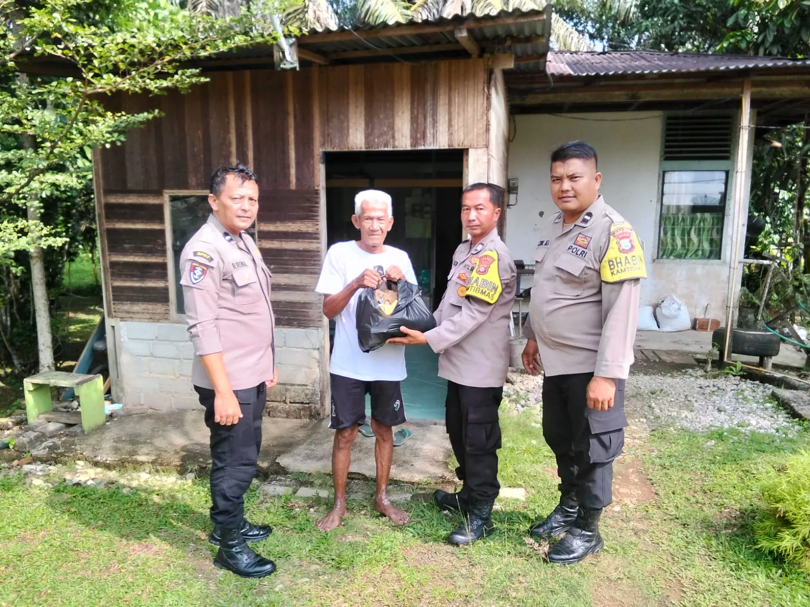 Polsek Jajaran Polres Kuansing Gelar Jumat Barokah, Salurkan Sembako kepada Masyarakat yang Membutuhkan