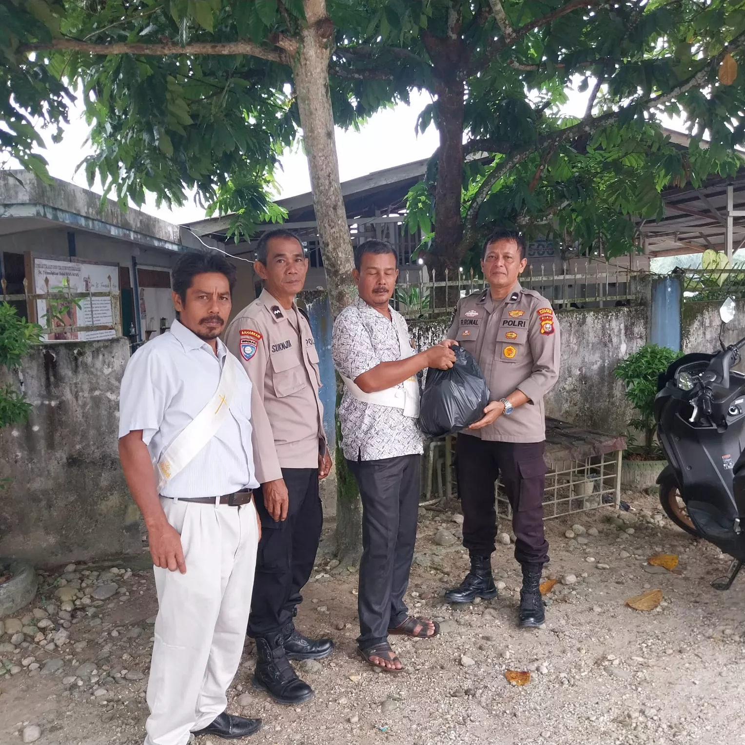 Polsek Kuantan Tengah Gelar Minggu Kasih, Salurkan Bantuan Sembako kepada Warga