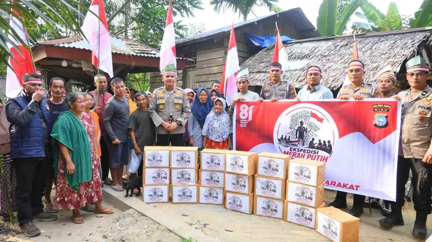 Nasionalisme Untuk Suku Talang Mamak, Tim Ekspedisi Presisi Merah Putih Polda Riau Polres Inhu Hantarkan Bendera, Bansos Hingga Tanam Pohon Bersama