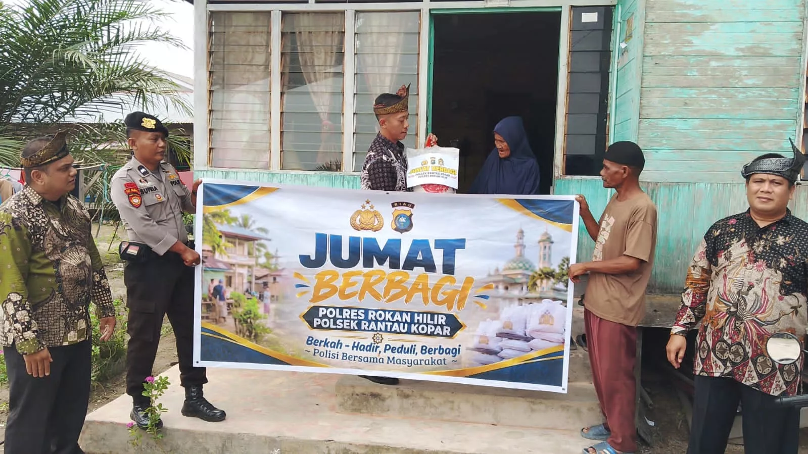 Jumat Berbagi Polsek Rantau Kopar: Sembako Diberikan ke Warga Kurang Mampu, Hadirkan Kebaikan di Tengah Masyarakat