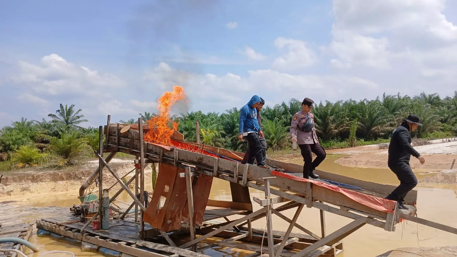 Polsek Kuantan Mudik Musnahkan Dua Rakit PETI di Desa Setiang, Komitmen Berantas Tambang Ilegal Terus Digencarkan