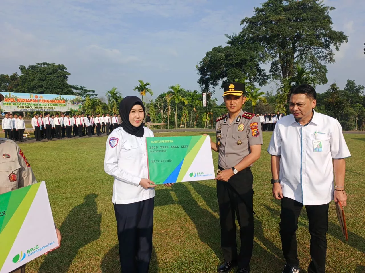 Kapolres Kuansing Serahkan Simbolis Kartu BPJS Ketenagakerjaan kepada PPPK dan PHL