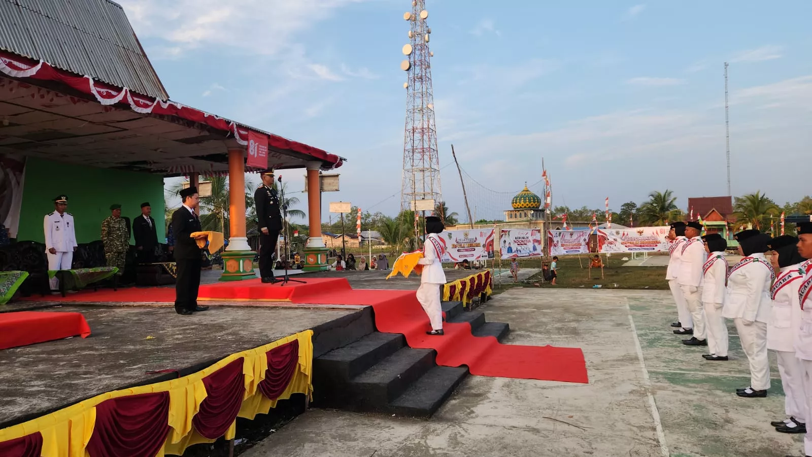 Upacara Penurunan Bendera HUT RI ke-81 di Teluk Belengkong Berlangsung Khidmat