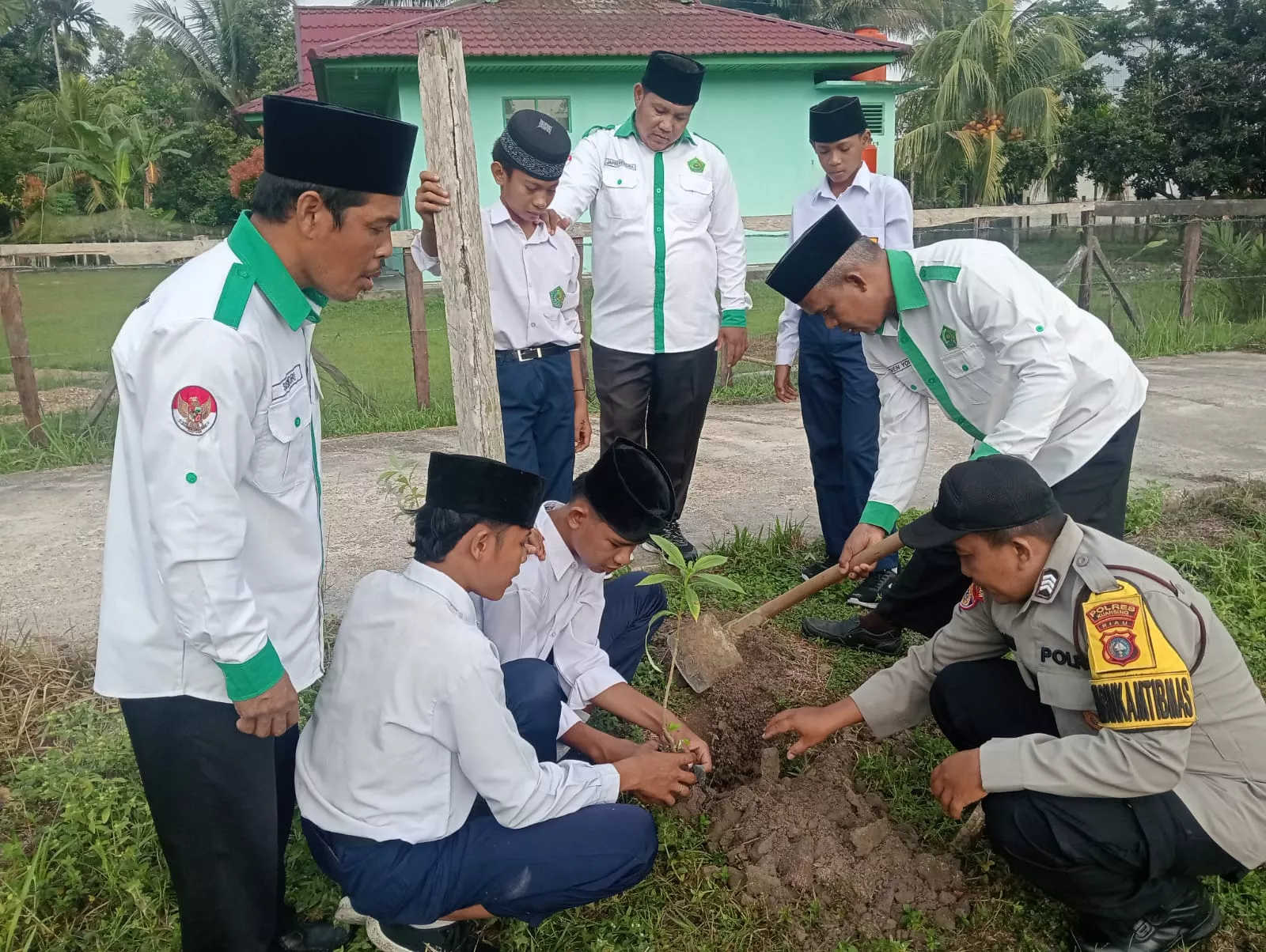 Polsek Pangean dan Polsek Logas Tanah Darat Tanam Bibit Pohon di Sekolah, Dukung Program Green Policing Kapolda Riau
