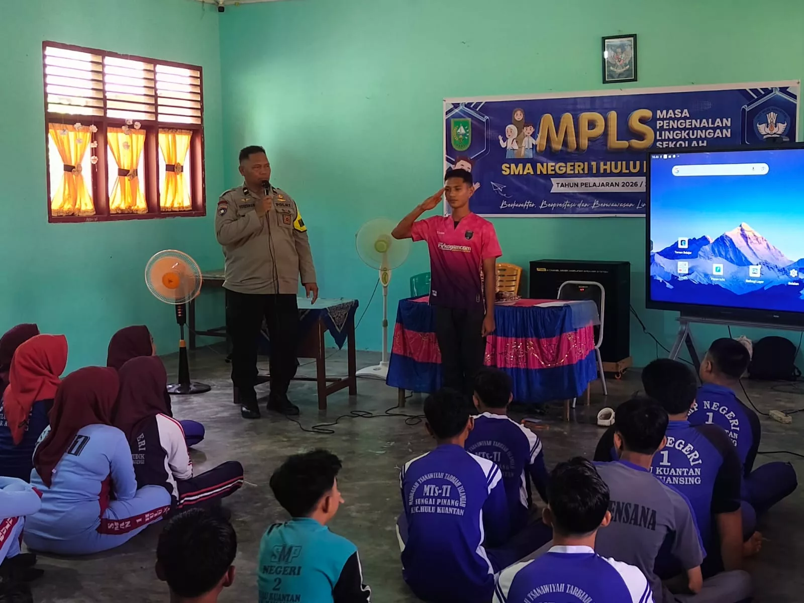 Polsek Hulu Kuantan Berikan Sosialisasi Kenakalan Remaja dan Latihan PBB kepada Peserta MPLS SMAN 1 Hulu Kuantan