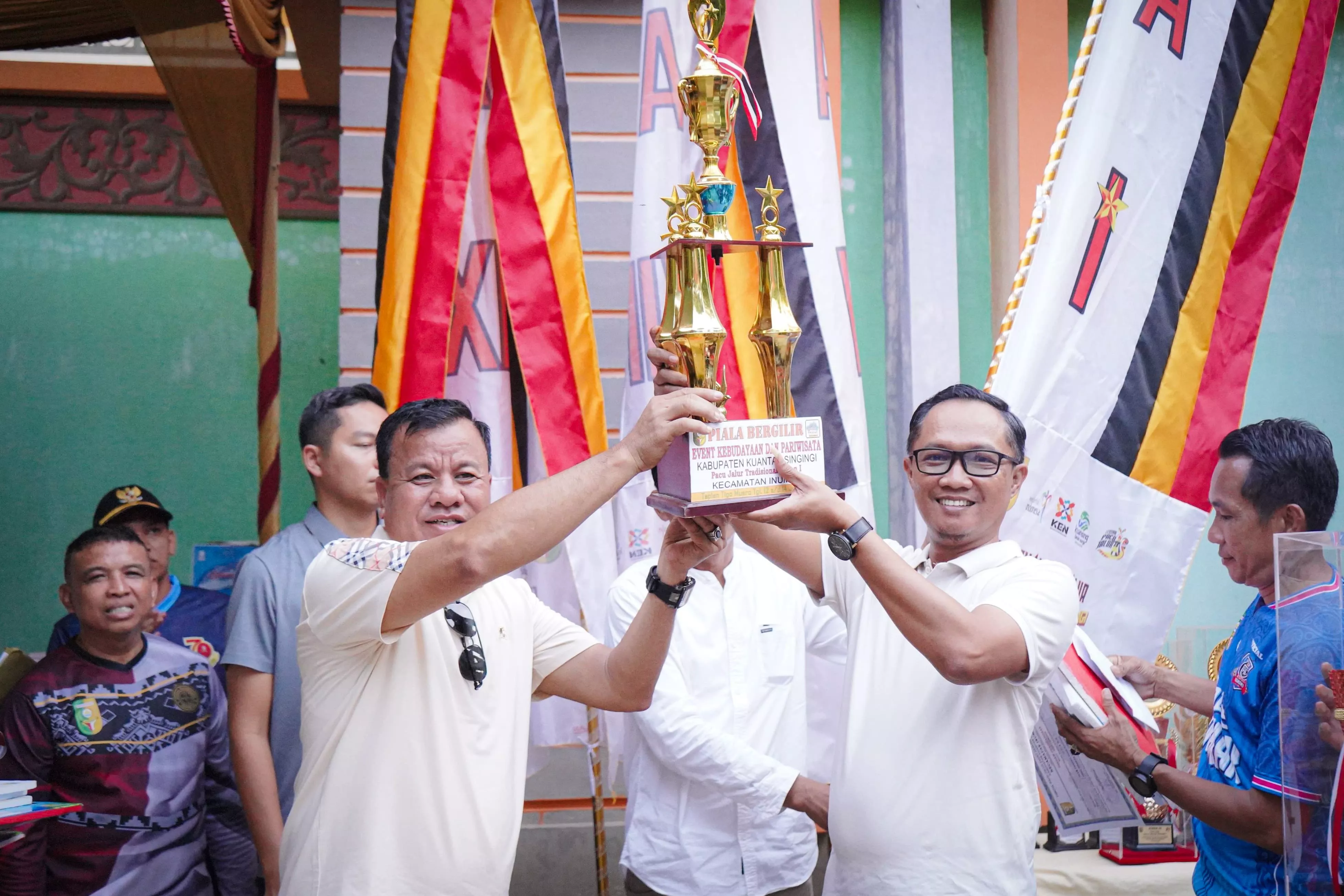 Bupati Kuansing Tutup Festival Pacu Jalur Rayon I Inuman, Dorong Pelestarian Budaya dan Perputaran Ekonomi Masyarakat