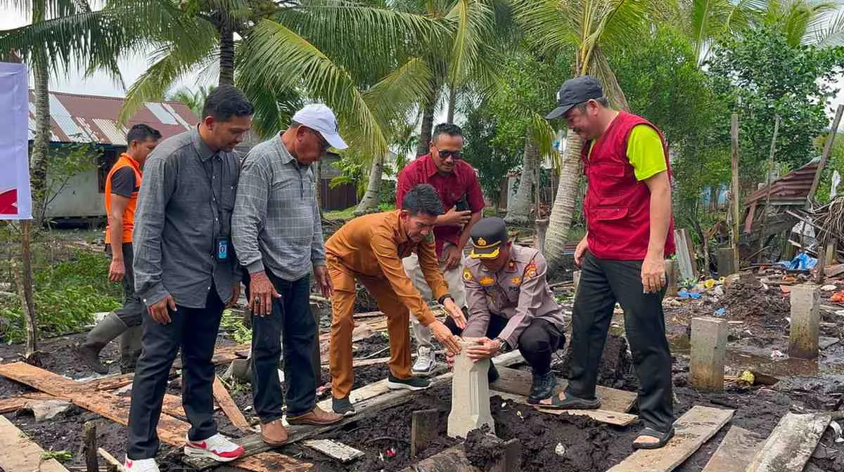 Polsek Kateman Gelar Peletakan Batu Pertama Program Bedah Rumah Dalam Rangka Hari Bhayangkara Ke-80