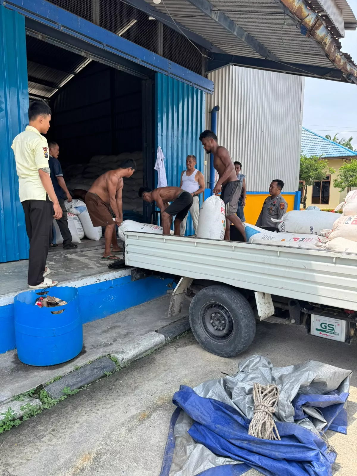 Polsek Kuantan Mudik Distribusikan Jagung Pipil ke Gudang Bulog, Dukung Ketahanan Pangan Nasional