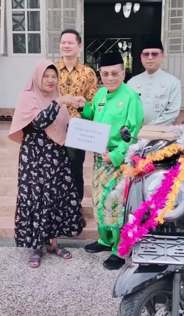 Bupati Rokan Hilir Serahkan Langsung Hadiah Motor Scoopy Undian SIMARIS Bank Rohil