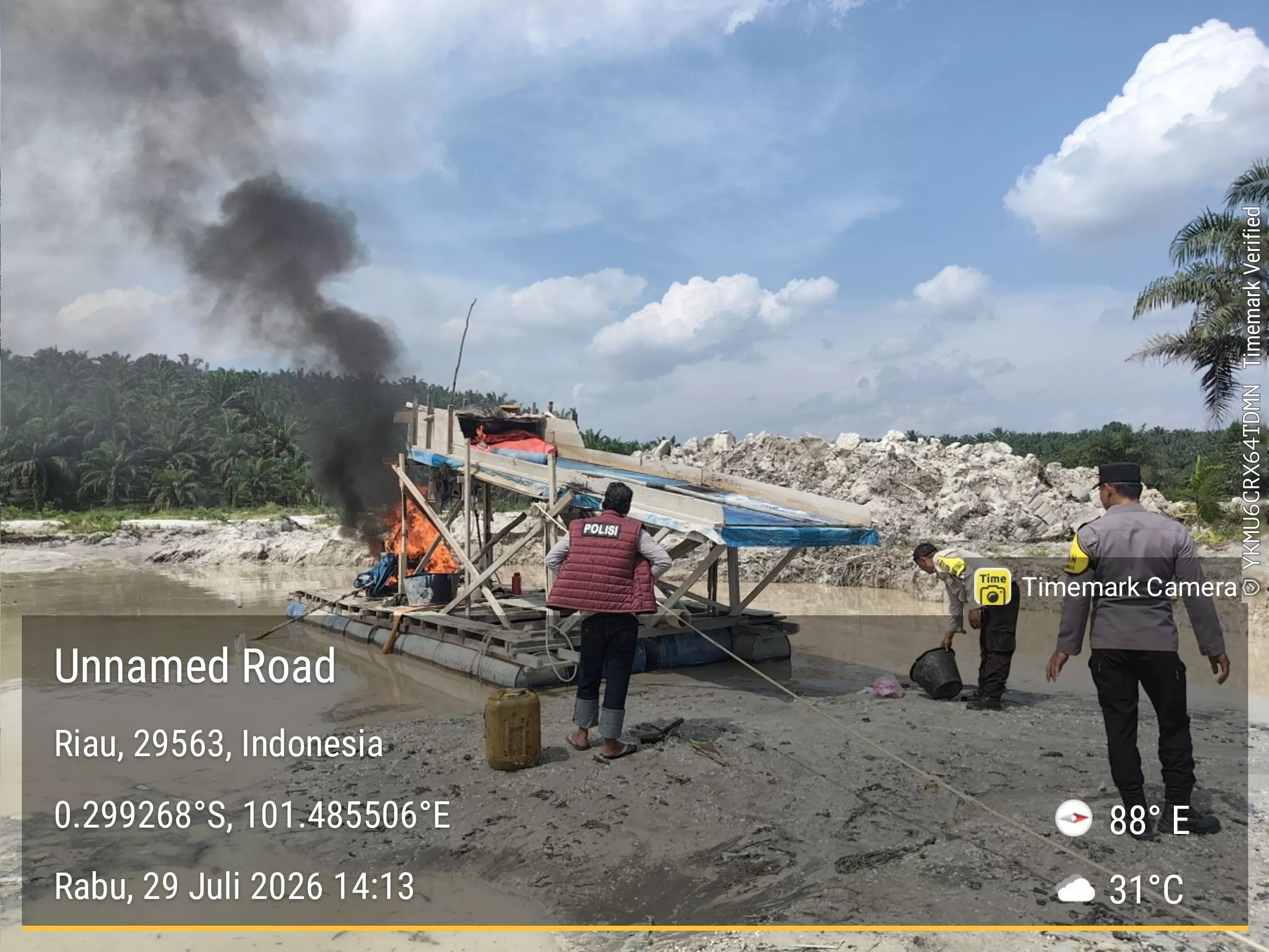 Pemberantasan PETI Terus Digencarkan, Polsek Logas Tanah Darat Musnahkan Satu Unit Dompeng di Perkebunan Sawit