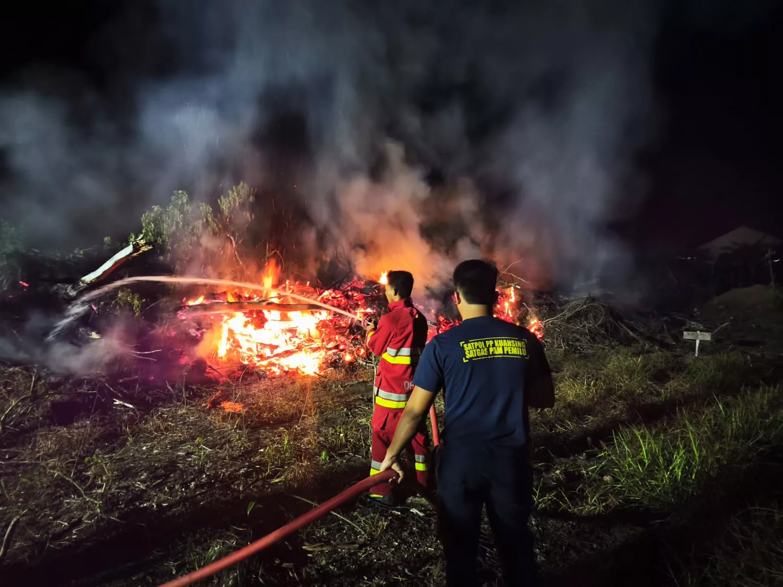 Satpol PP Kuansing Berhasil Padamkan Kebakaran Lahan di Pasar Benai