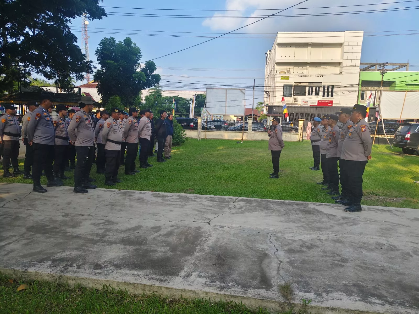 Polres Kuansing Pastikan Hari Pertama Pacu Jalur Rayon III di Benai Berlangsung Aman, Ribuan Penonton Padati Arena
