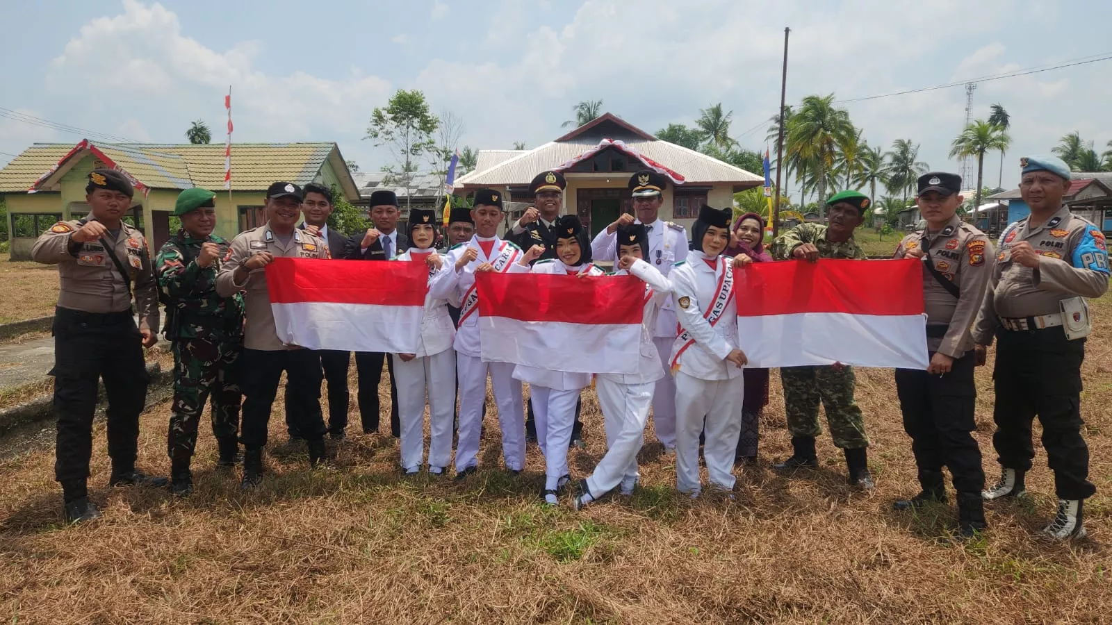 HUT RI ke-81 di Teluk Belengkong Diwarnai Aksi Hijau, Polsek Tanam Bibit Pohon