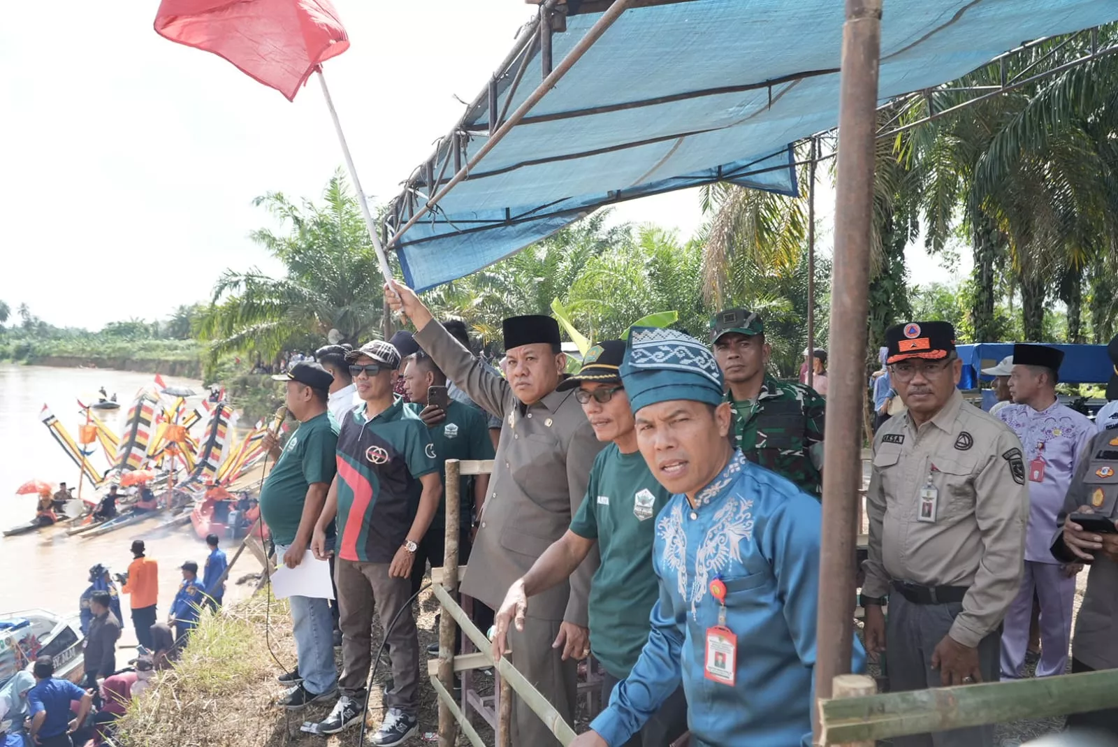 Bupati Kuansing Dr. H. Suhardiman Amby, Bersama Ketua TP-PKK Kuansing, Hj. Yulia Herma Suhardiman,  Melepas Jalur Sebagai Tanda Dimulainya Laga Hari Pertama Pacu Jalur Pangean