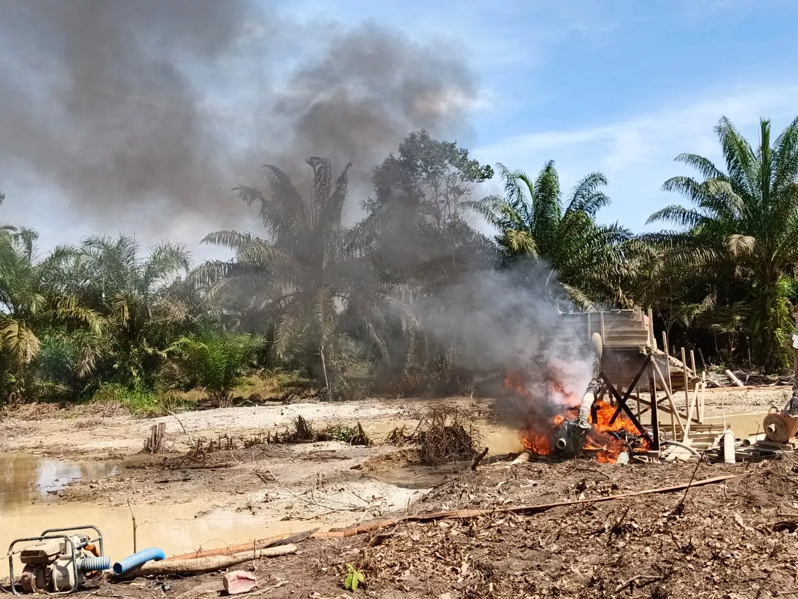Polsek Cerenti Tindak Lanjuti Pengaduan Masyarakat Melalui Layanan 110, Dua Rakit Diduga PETI Dimusnahkan