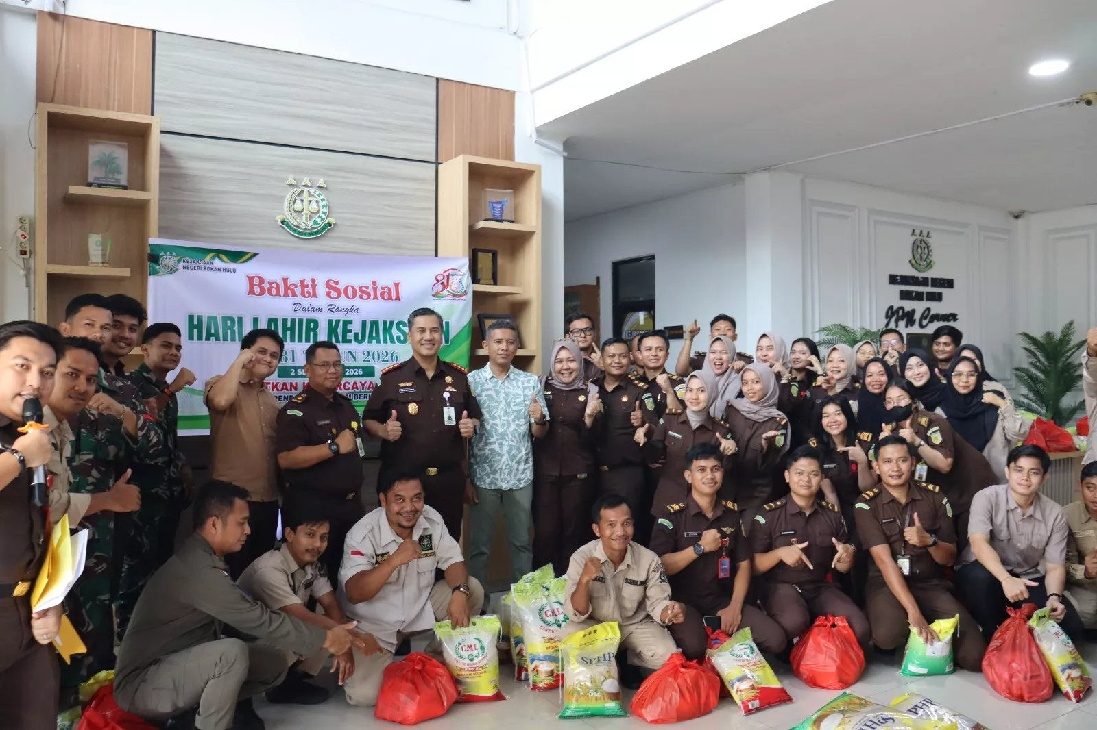  Kejari Rokan Hulu Gelar Bakti Sosial, Sambut Hari Lahir Kejaksaan ke-81 dengan Semangat Kebersamaan