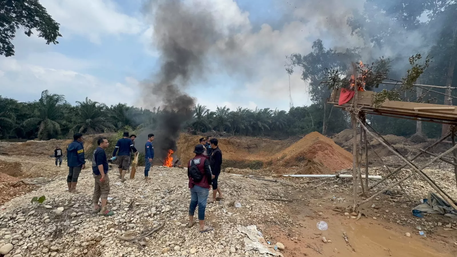 Aksi Tegas Polsek Singingi, Dua Unit PETI Jenis Dompeng Dimusnahkan di Sungai Monang