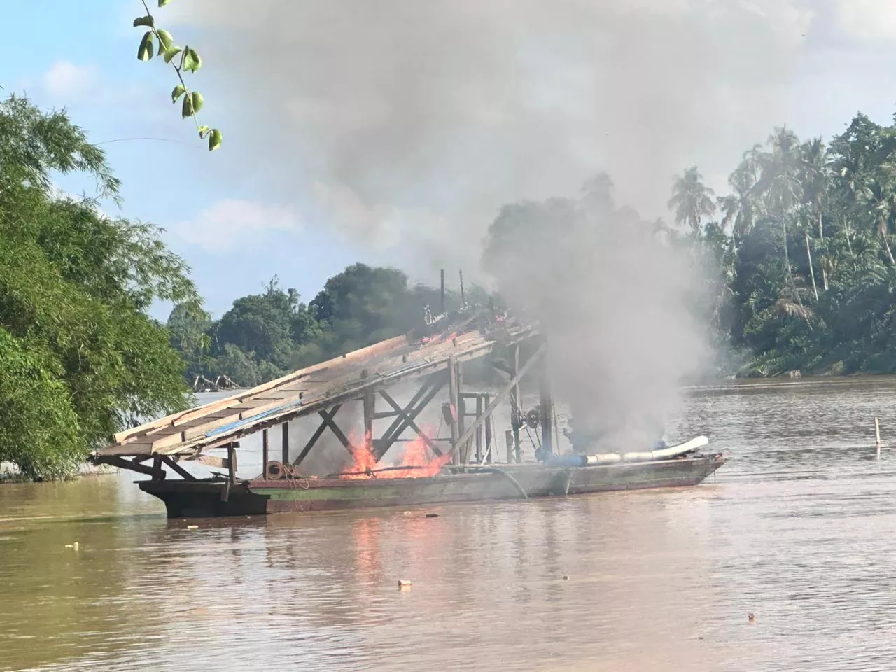 Polsek Cerenti Tertibkan 12 Rakit Dompeng di Sungai Kuantan