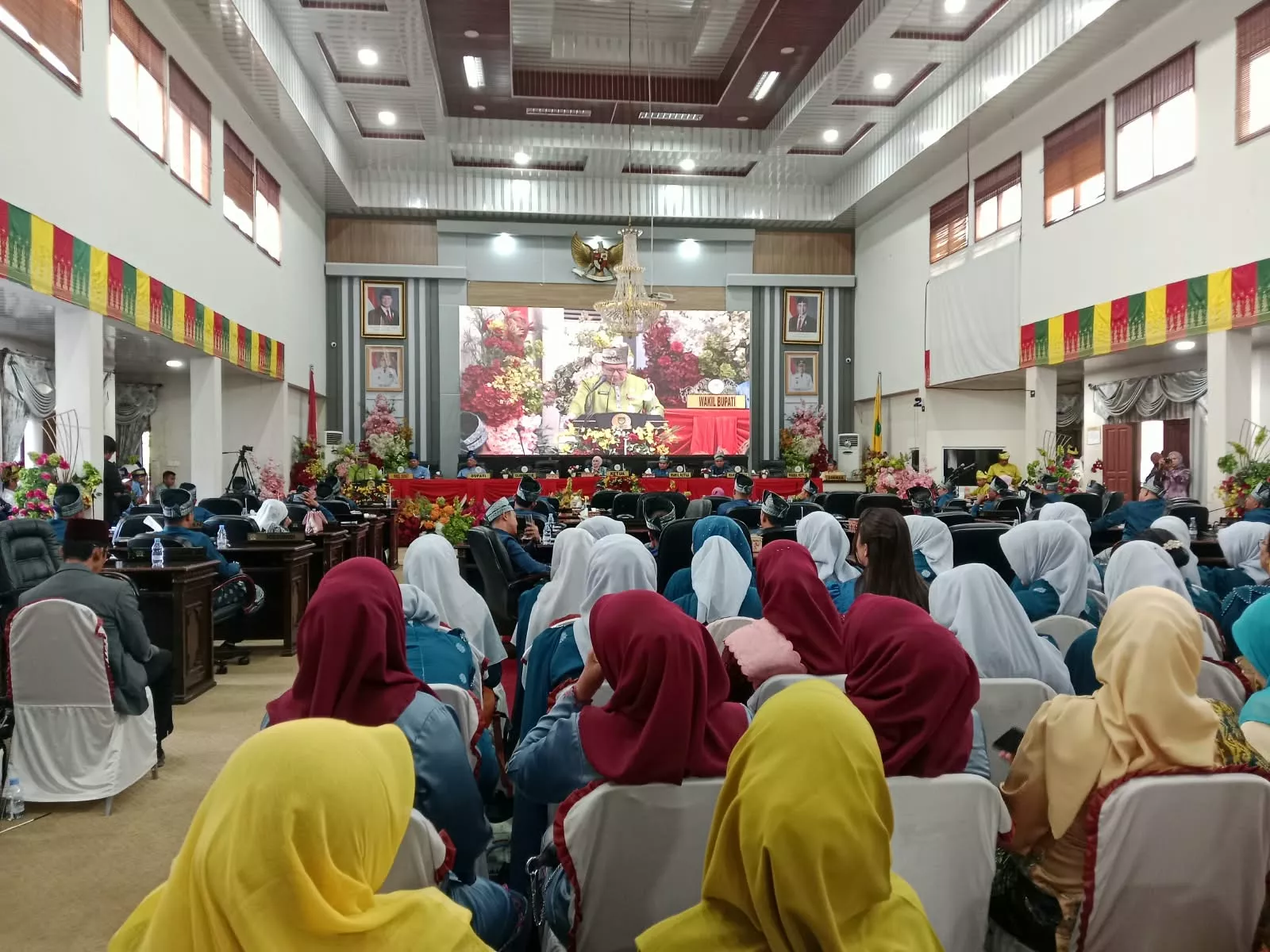 Rapat Paripurna HUT ke-27 Rohul, Pemkab dan DPRD Mantapkan Komitmen Membangun Negeri