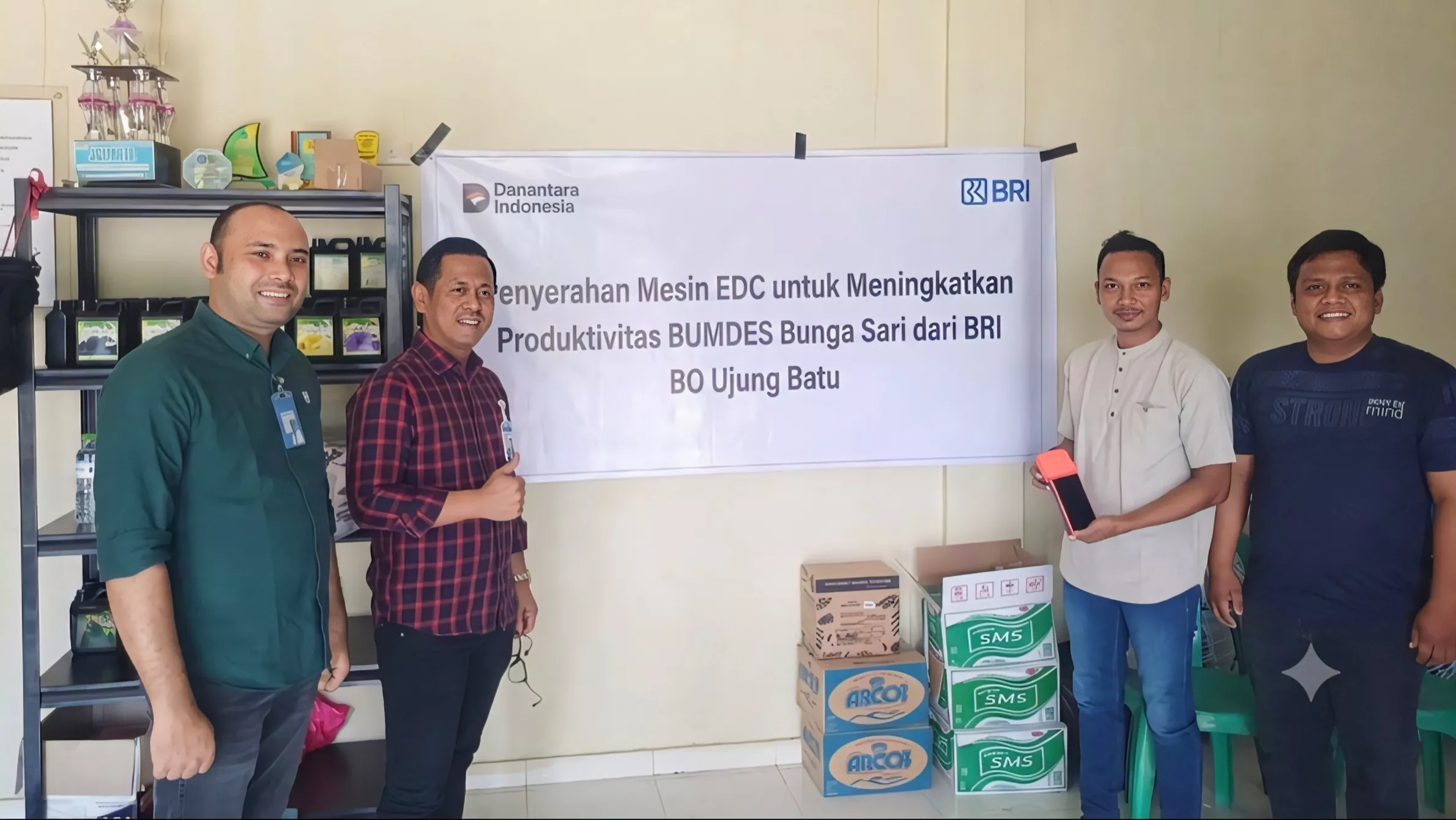 BRI Dorong Ekonomi Desa Naik Kelas, BUMDes Bunga Sari Ujung Batu Resmi Gunakan Mesin EDC