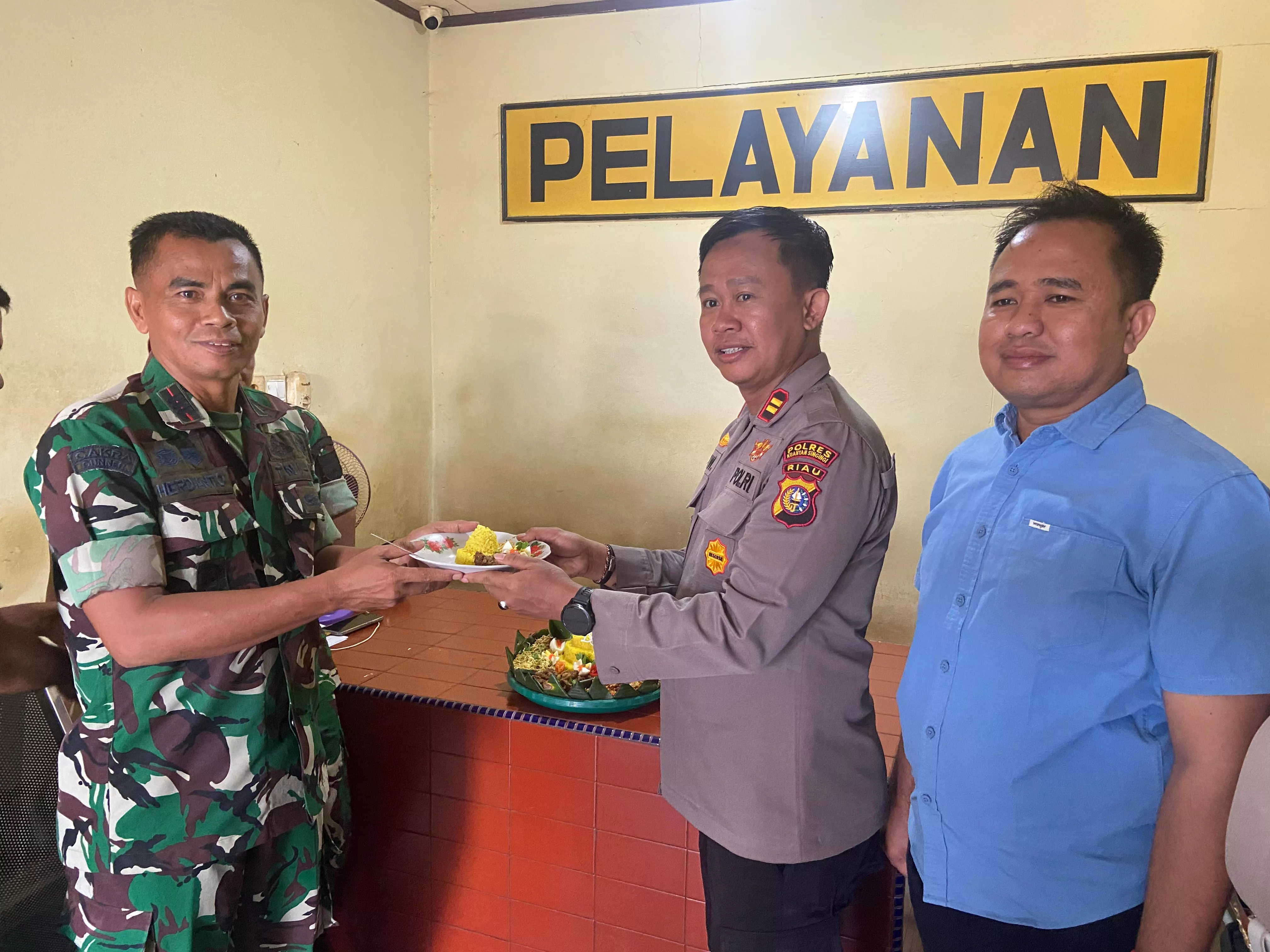 Pererat Soliditas TNI–Polri, Danramil 07 Kuantan Hilir Sambangi Tiga Polsek di Hari Bhayangkara ke-80
