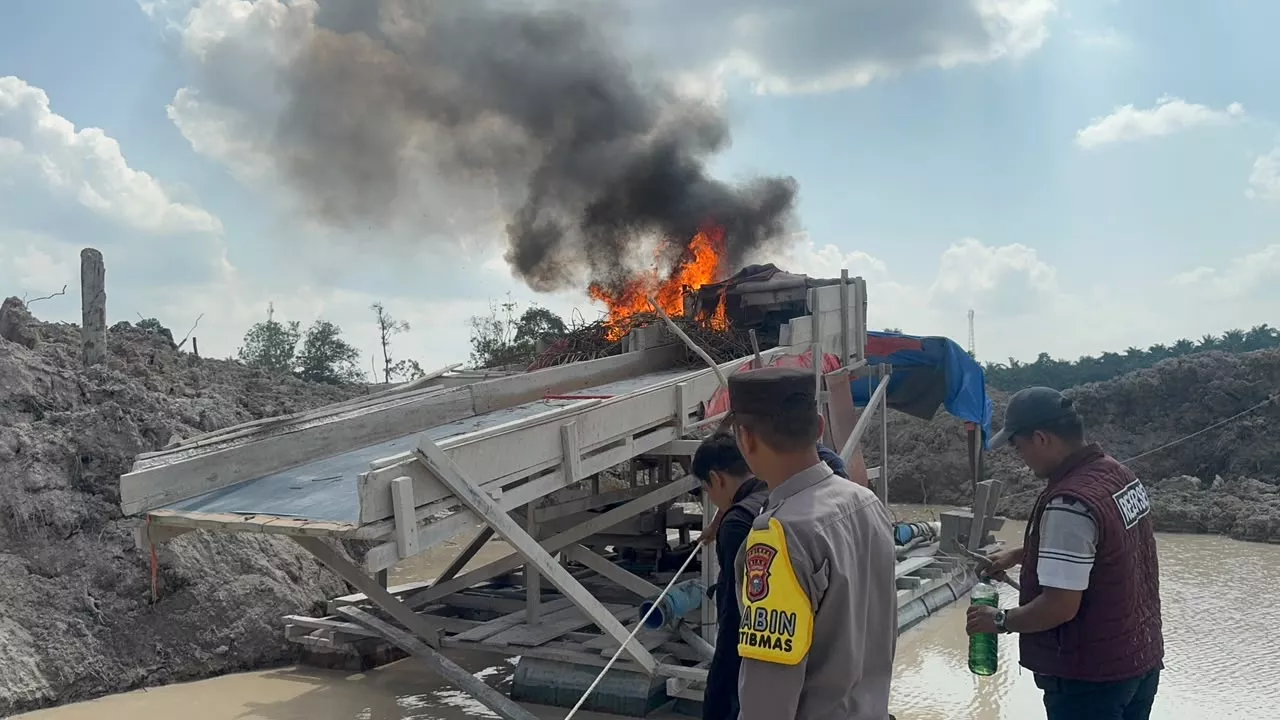 Polres Kuansing Tertibkan Aktivitas PETI di Dua Kecamatan, 22 Rakit Tambang Ilegal Dimusnahkan