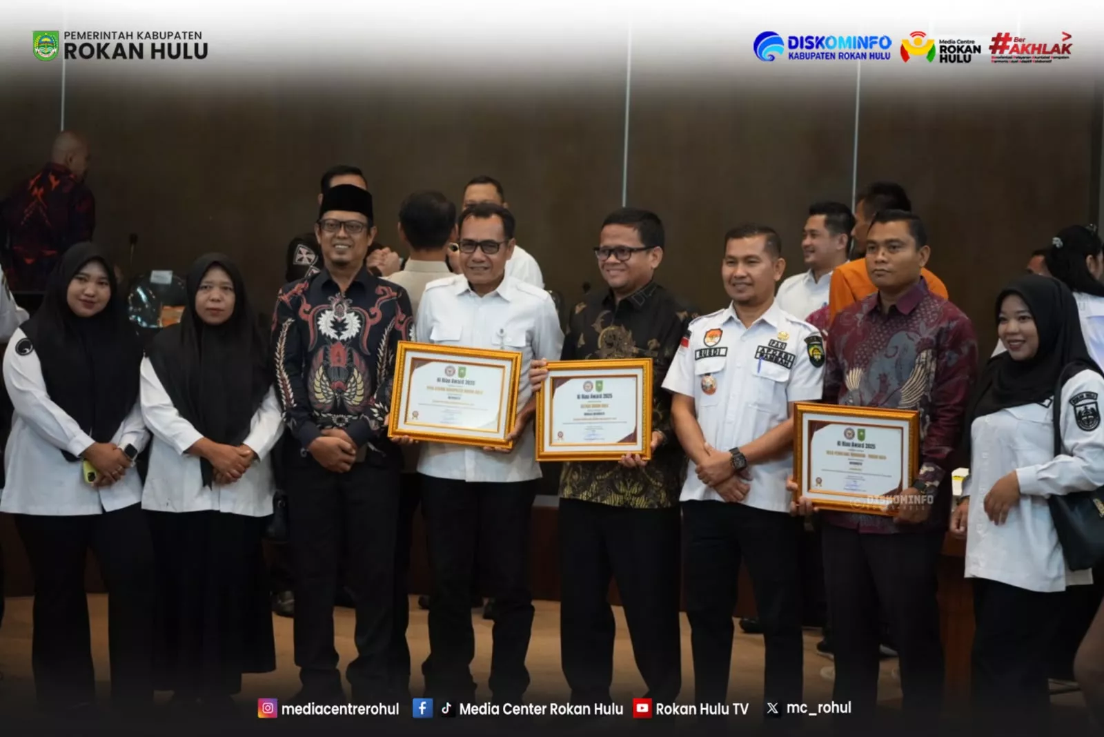 PPID Kabupaten Rokan Hulu Kembali Raih Predikat Informatif, Sabet Tiga Penghargaan pada KI Award Riau 2025