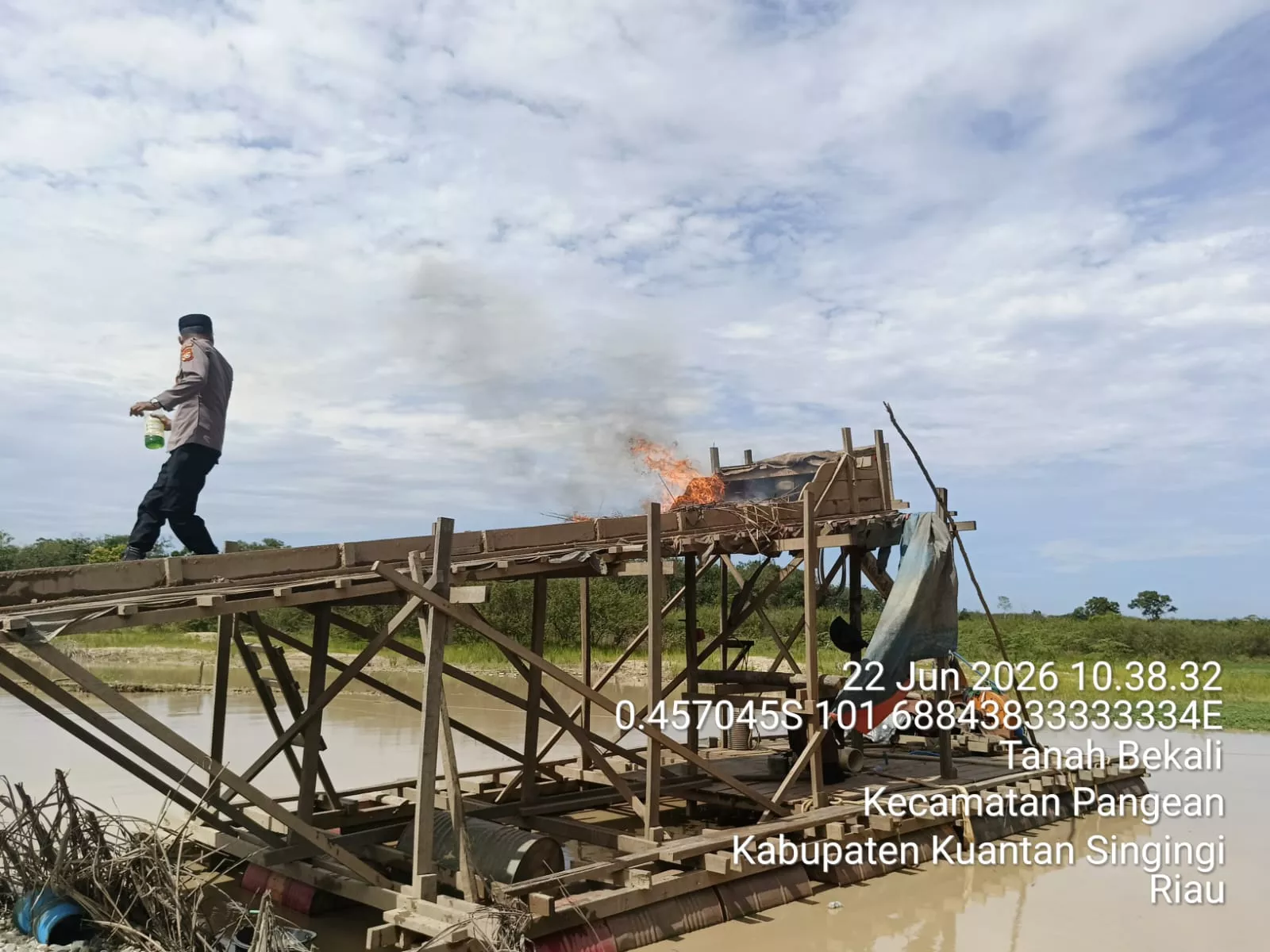 Polsek Pangean Tertibkan Aktivitas PETI di Desa Tanah Bekali, Tiga Rakit Dimusnahkan