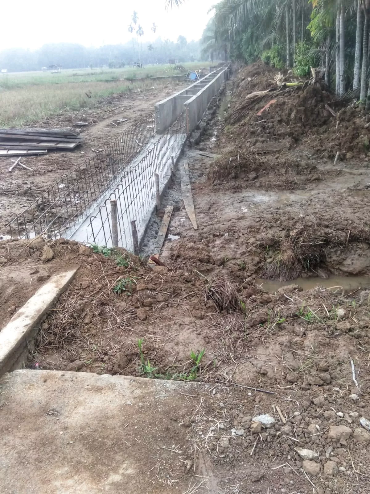 DIDUGA PROYEK SILUMAN, IRIGASI DI DESA KOTO KARI KUANSING TANPA PLANG PROYEK, WARGA PERTANYAKAN TRANSPARANSI ANGGARAN PROYEK