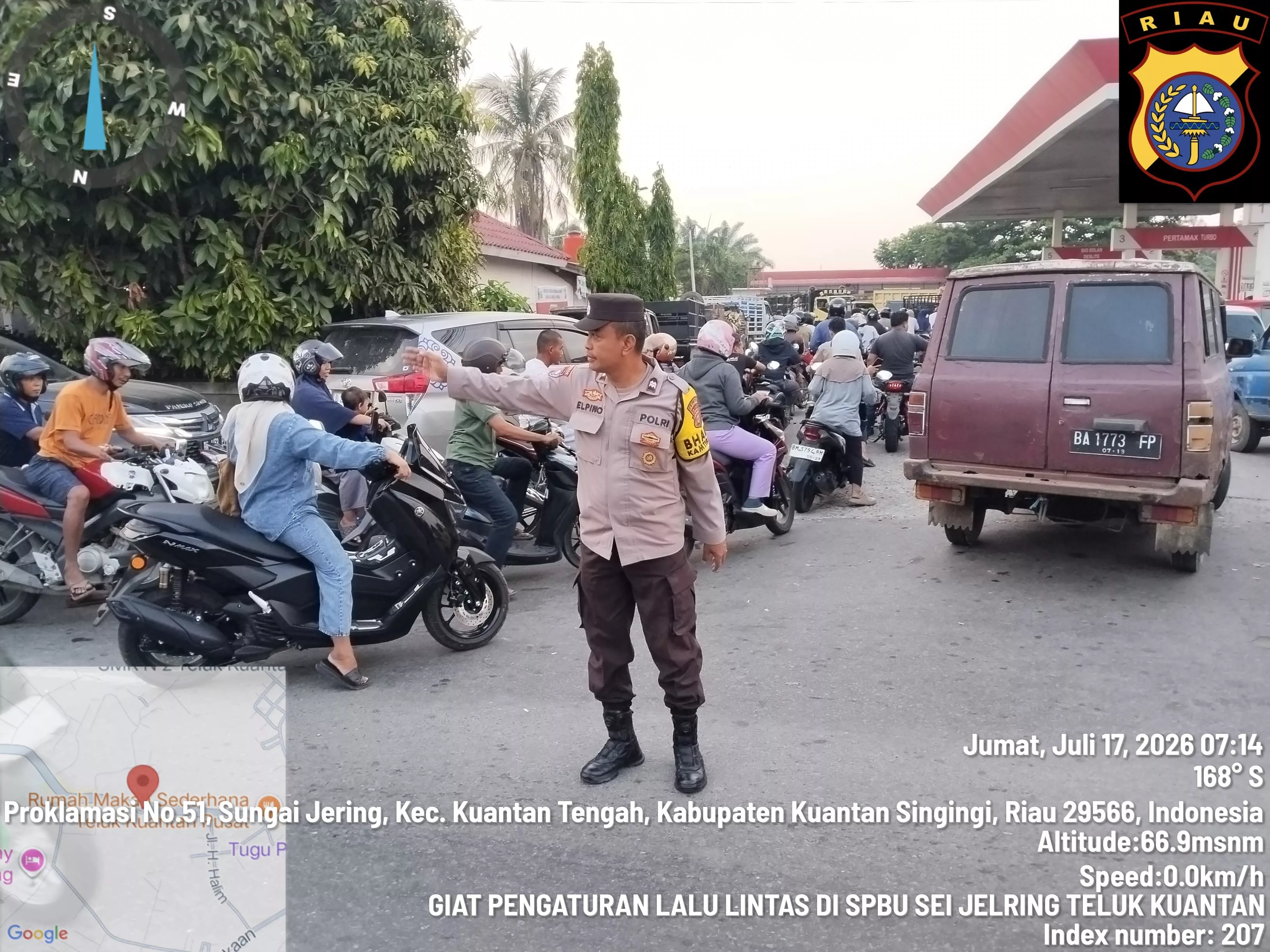 Di Tengah Kemacetan dan Antrean Pengisian BBM, Sosok Aiptu Elpino Tanio Hadir Mengurai Kepadatan Lalu Lintas