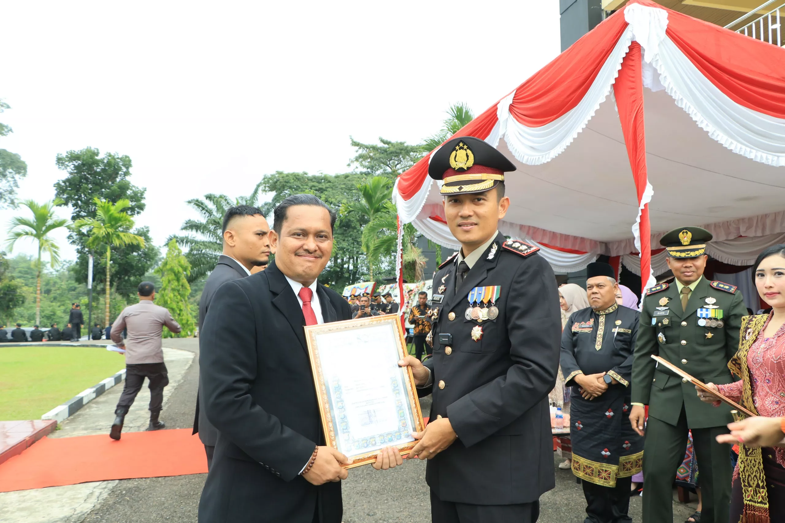 Hari Bhayangkara ke-80, Kapolres Kuansing Beri Reward kepada Personel Berprestasi Pendukung Tugas Polri