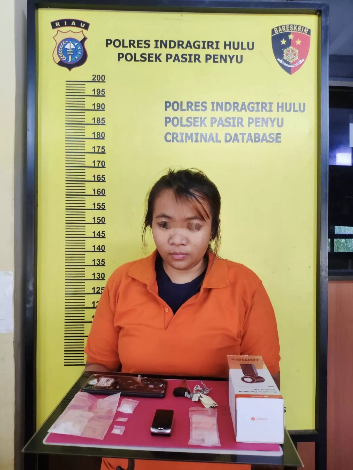 Polsek Pasir Penyu Ringkus Wanita Pengedar Sabu Didepan Toserba