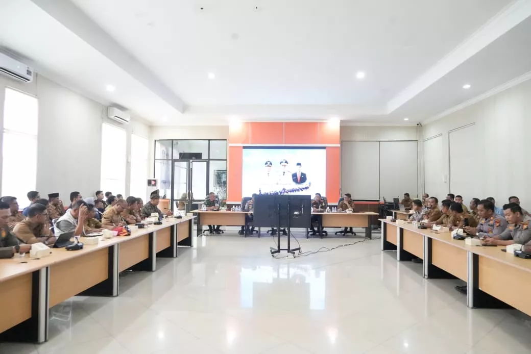 Bupati Kuansing Pimpin Rapat Satgas Terpadu Di Ruang Rapat Multi Media  Dalam Rangka Penertipan PETI