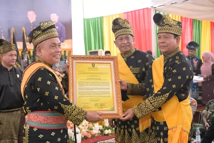 LAMR Rohul Anugerahkan Gelar Adat kepada Bupati Anton dan Wabup Syafaruddin Poti