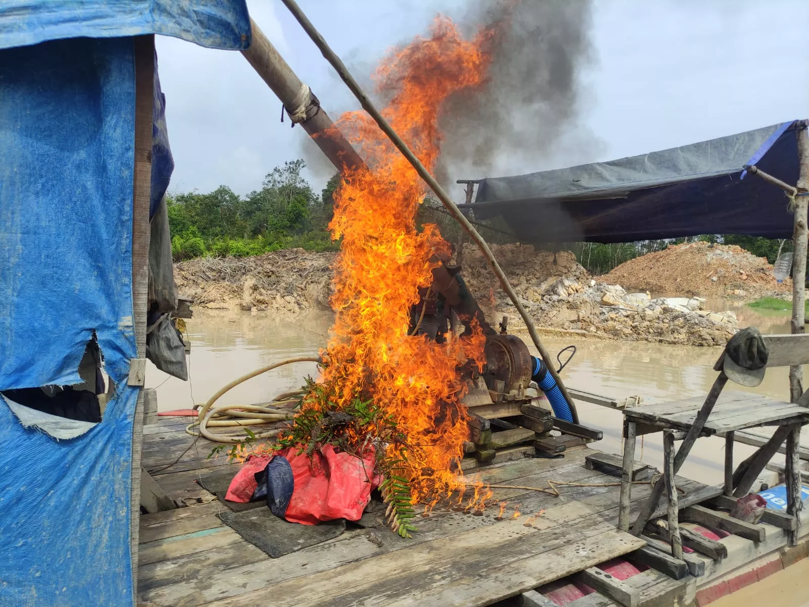 Polsek Singingi Hilir Tertibkan PETI di Desa Sungai Paku, Tiga Rakit Dompeng Dimusnahkan