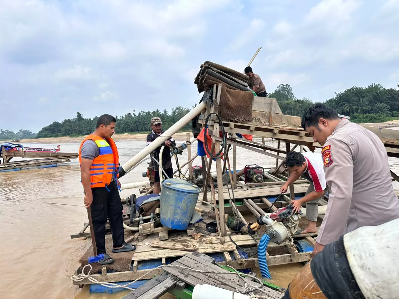 Polsek Cerenti Tertibkan 48 Rakit PETI di Lima Desa, Tegaskan Komitmen Jaga Kelestarian Sungai Kuantan