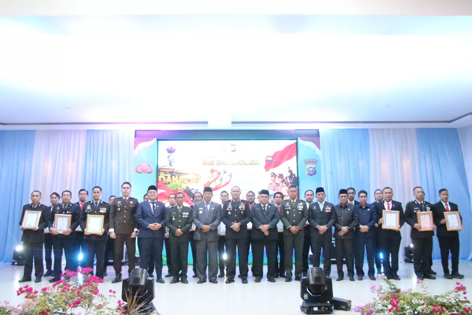 Syukuran Hari Bhayangkara, Kapolres Inhu Berikan Penghargaan kepada 19 Personel Berprestasi