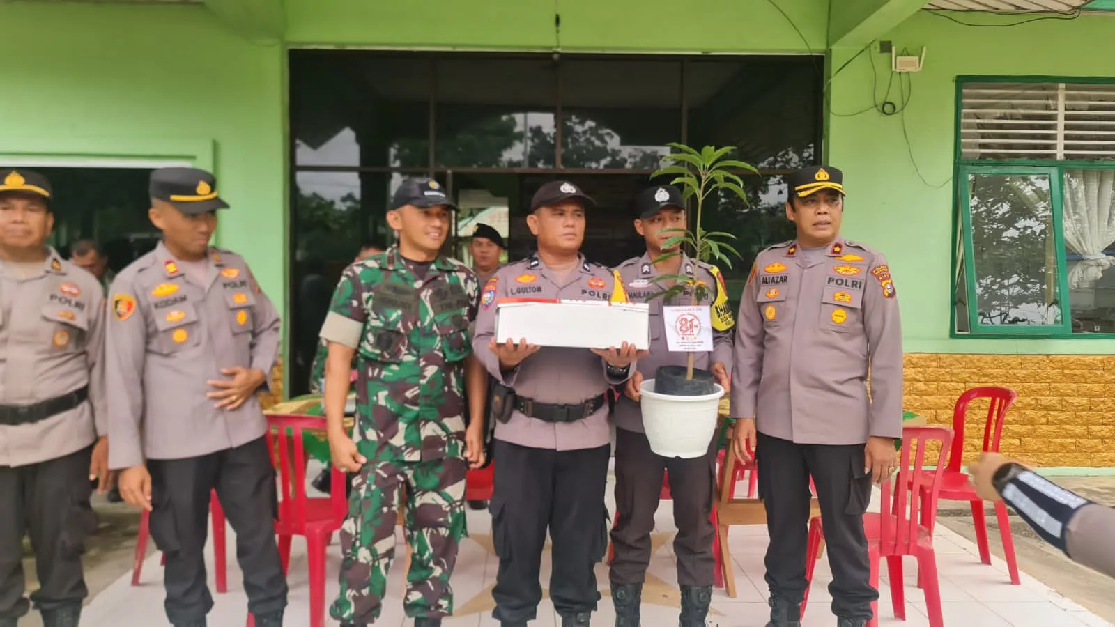 Perkuat Sinergitas dan Kepedulian Lingkungan, Dua Polsek di Rokan Hilir Beri Kejutan HUT TNI ke-81 di Koramil 02 Tanah Putih