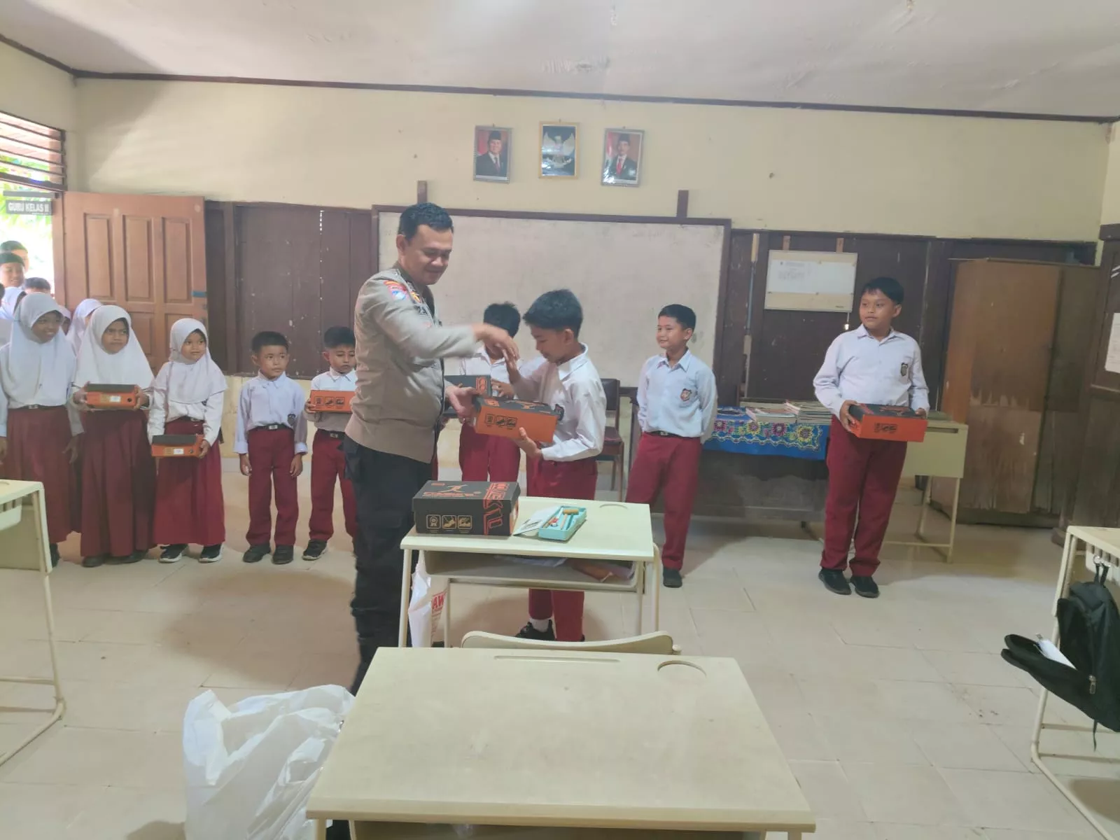 Polsek Kuantan Hilir Salurkan Bantuan Sepatu dari Kapolres Kuansing kepada Siswa SDN 003 Kampung Tengah