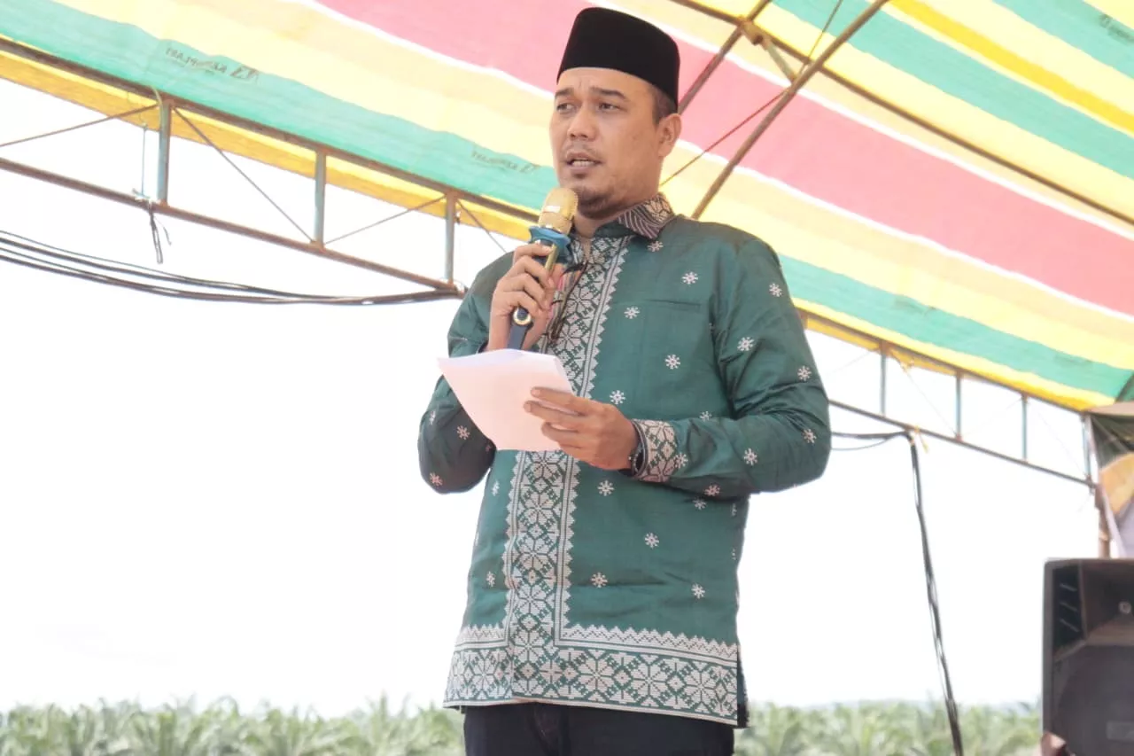 Bupati Inhu Resmikan Program Peremajaan Sawit Rakyat Seluas 405 Hektare di Batang Cenaku