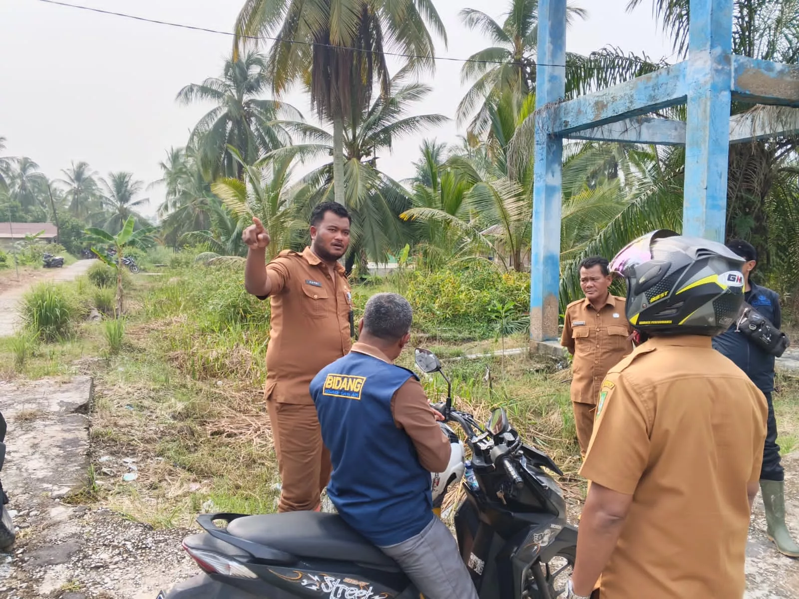 Atasi Banjir Bagansiapiapi, Camat Bangko dan Dinas PUPR Rohil Tinjau Saluran Air