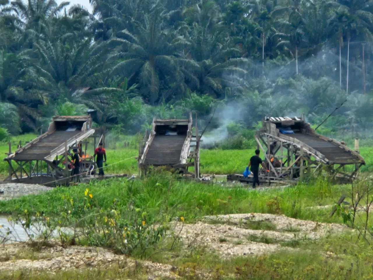 Polsek Pangean Musnahkan Delapan Rakit PETI di Desa Teluk Pauh, Tegaskan Komitmen Berantas Tambang Ilegal