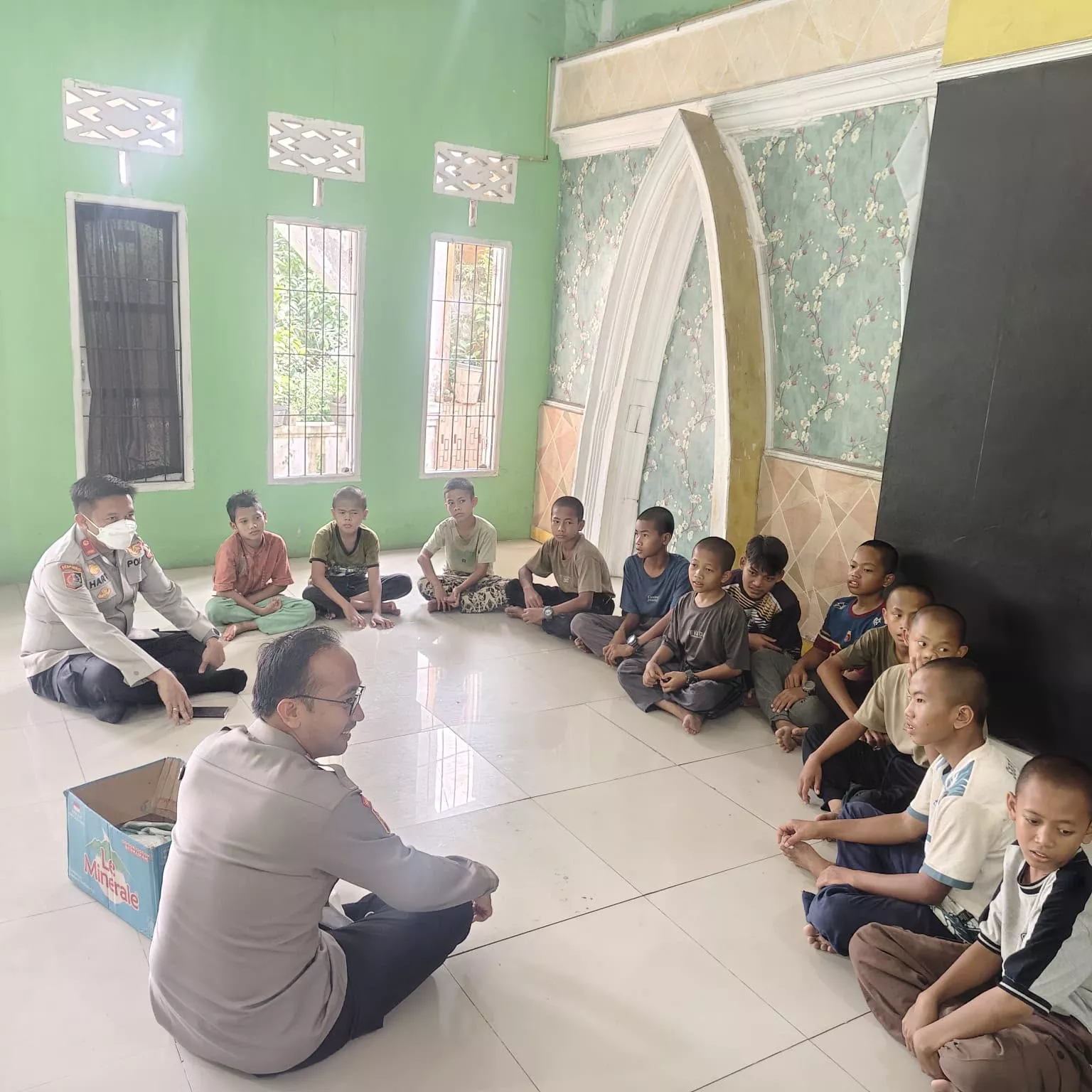 Karhutla Sebabkan Warga Terserang ISPA, Siswa Serdik Sespimen Polri Berikan Bantuan Kepada Penderita