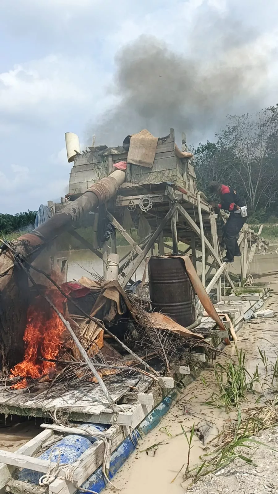 Polsek Kuantan Tengah Musnahkan Dua Rakit Dompeng PETI di Desa Beringin Taluk