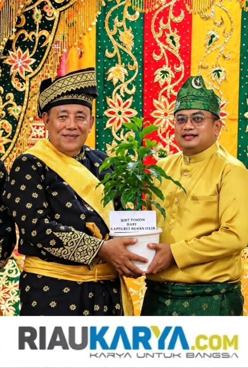 Sinergi Budaya dan Lingkungan: H. Fuad Ahmad Resmi Pimpin MKA LAMR Rohil, Kapolres Serahkan Bibit Pohon Melalui Program Green Policing