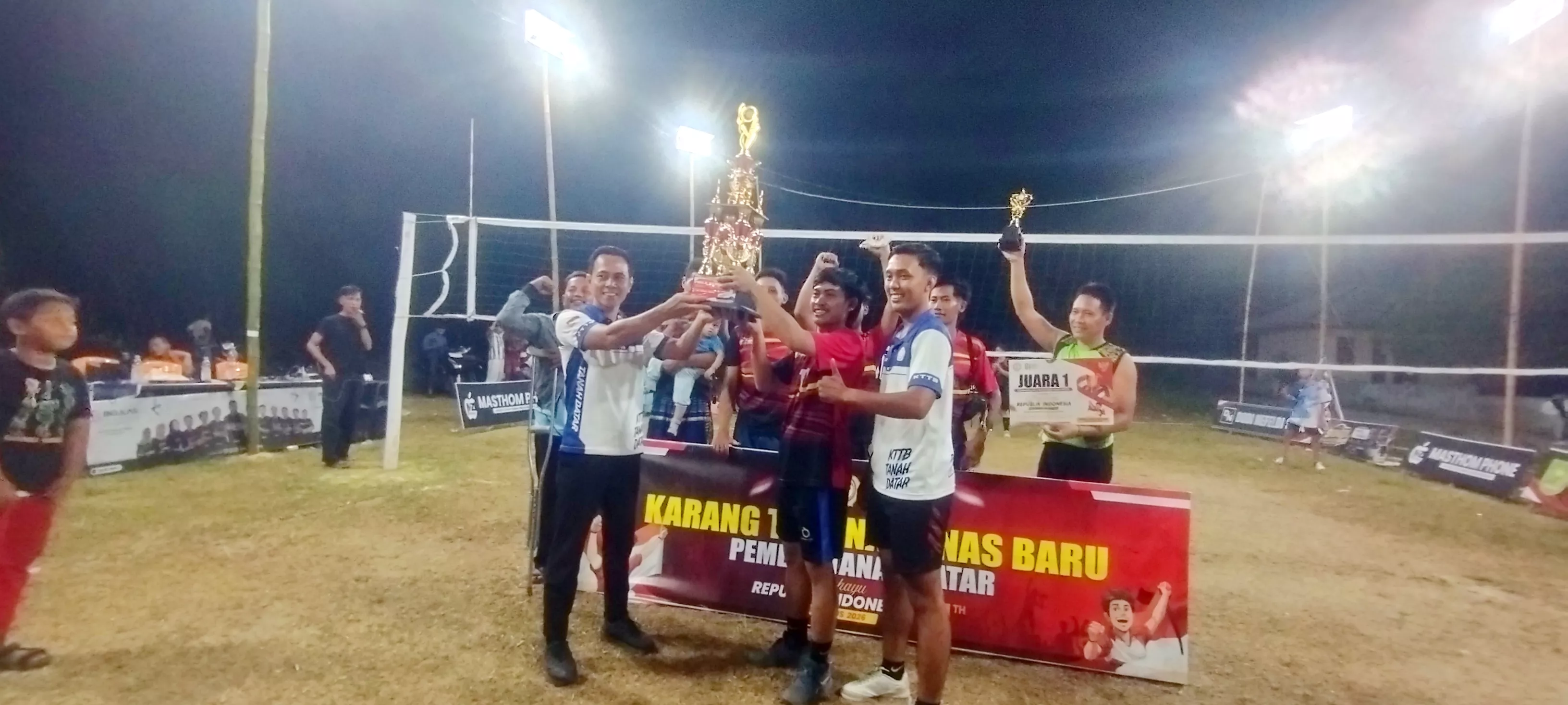  Jalur B Juara Turnamen Voli Putra HUT RI ke-81 Desa Tanah Datar, Taklukkan SMPN 3 Rengat Barat 3-0