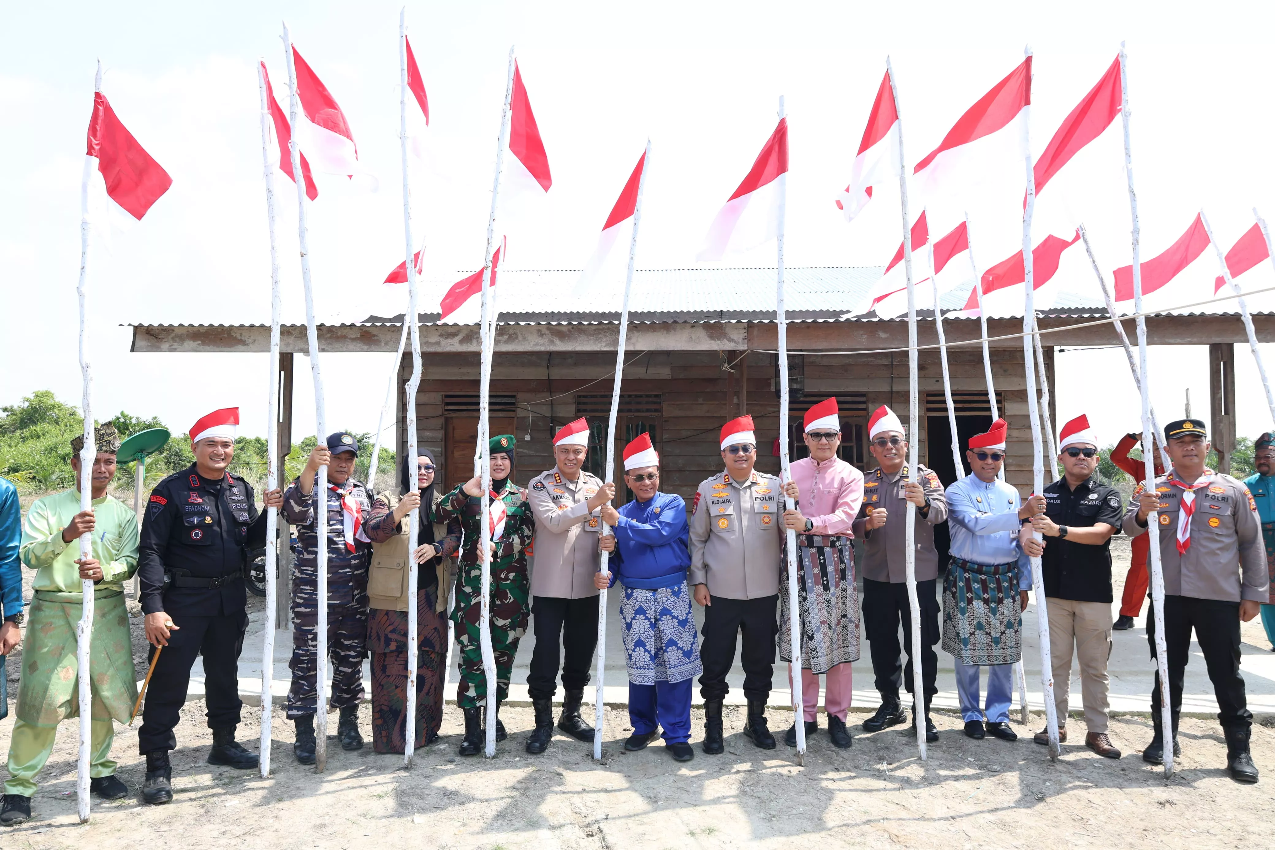 EKSPEDISI MERAH PUTIH PRESISI POLDA RIAU TANAM 810 MANGROVE DAN SALURKAN BERBAGAI BANTUAN UNTUK MASYARAKAT PESISIR SINABOI
