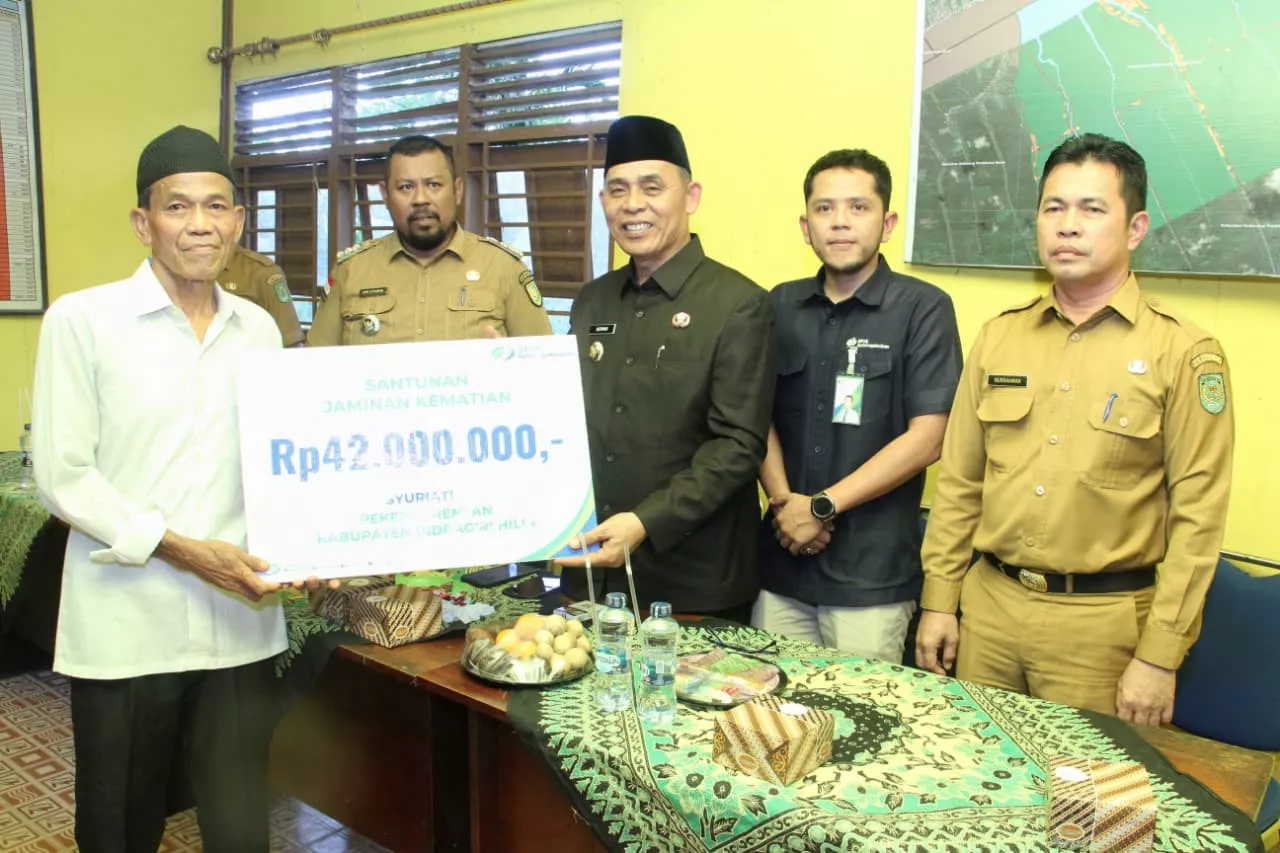 Bupati Inhil Serahkan Santunan BPJS Ketenagakerjaan Rp42 Juta untuk Pekerja Rentan