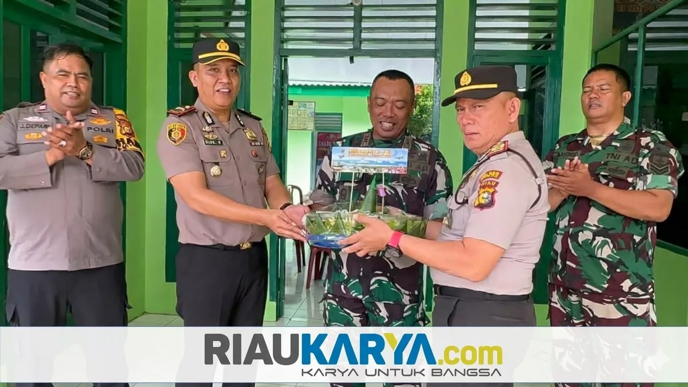 Sambut HUT TNI ke-81, Dua Kapolsek di Rohil Serahkan Tumpeng dan Bibit Pohon ke Koramil 05 Rimba Melintang